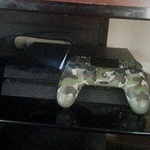 Playstation 4 plus controllers